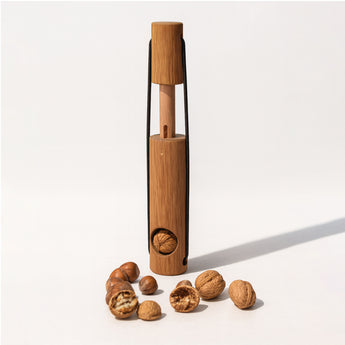 Nussknacker "Nuss Kracher" aus Eiche mit Gummischleuder-Mechanismus